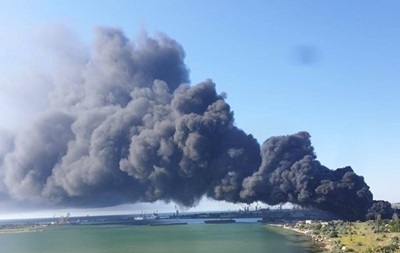 В Крыму снова были взрывы и сильный пожар в порту