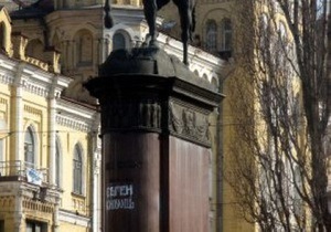 В Киеве неизвестные  переименовали  памятник Щорсу
