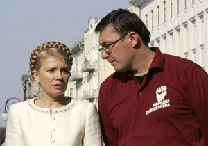 Луценко сообщил, что поддерживает постоянный контакт с Тимошенко