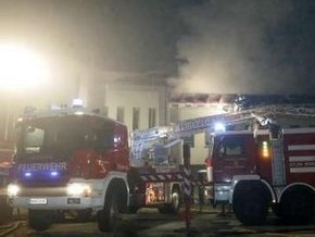 В Австрии самолет упал на здание полиции
