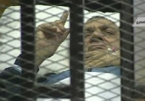 Суд над Мубараком был прерван. Внутри и снаружи здания произошли потасовки
