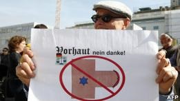 Евреи и мусульмане Германии отстаивают право на обрезание