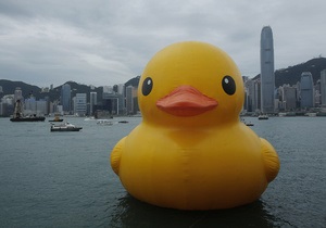 Знаменитая гигантская надувная утка приплыла в Гонконг