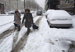 В Москве автомобили, деревья и пешеходные дорожки покрываются коркой льда