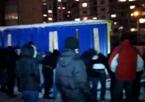 На Троещине протестующие снесли забор стройплощадки