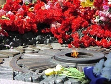 Ехануров и Турчинов возложили венки к могиле Неизвестного солдата