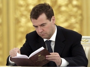 СМИ: Медведев хочет сменить спичрайтера