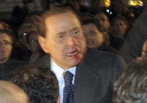 Неизвестный ударил Берлускони в лицо