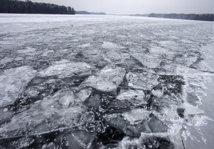 В России пятилетний ребенок полчаса держал зубами за капюшон сестру, провалившуюся под лед