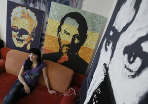 Художница из Макеевки создала портреты Стива Джобса и Мирча Луческу из жвачек