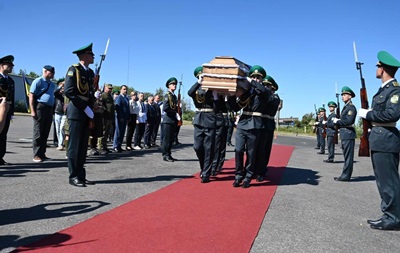 В Украине с почестями встретили гроб Коновальца