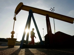 Цены на нефть несколько поднялись после сокрушительного падения