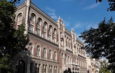НБУ понад місяць тримає продаж доларів вище психологічної межі
