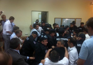 В Печерском суде между депутатами и бойцами Грифона произошла драка