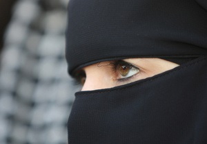 Во Франции впервые оштрафовали женщин за ношение мусульманского головного убора