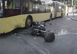 В Киеве мотоциклист разбился о троллейбус