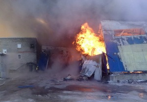 На Луганском гофротаровом комбинате продолжает бушевать пожар. Неизвестна судьба двоих человек