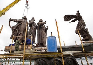 В Киеве открыли отреставрированный памятник основателям города