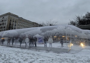 В столице Венгрии появился 25-метровый стеклянный презерватив