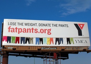 YMCA развесила на билборде штаны похудевших людей