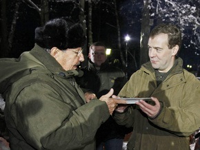 Медведев угостит Рауля Кастро черным хлебом с салом