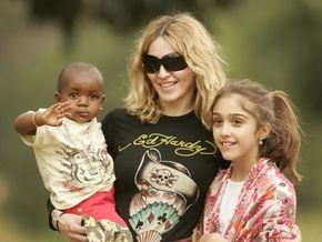 Мадонна прилетела в Малави для усыновления второго ребенка