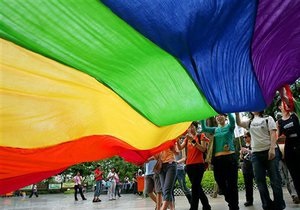 Исследование: В Украине 20 тысяч подростков практикуют однополый секс