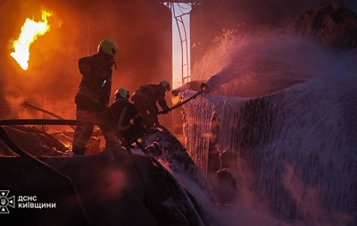 На Киевщине после атаки РФ загорелось предприятие