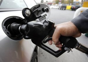 Еврокомиссия назвала страны с самым дешевым бензином в ЕС