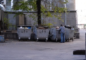 В Киеве дворник забросил мусор обратно в машину к женщине, приехавшей из другого района