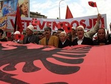 Албанцы забросали мусором миссию ООН в Приштине