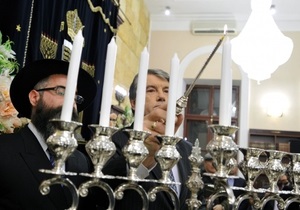 Ющенко зажег ханукальную свечу в одесской синагоге