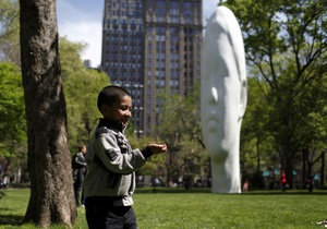 В парке Нью-Йорка появилась гигантская голова нимфы