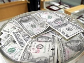 Торги на межбанке: Доллар стабильно падает