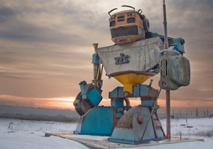 Территорию крупной компании в Одесской области  охраняет  гигантский робот