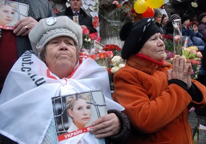 Более половины украинцев видят политический подтекст в деле Тимошенко - опрос