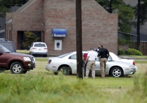 В США вооруженный мужчина удерживает заложников в здании банка. Полиция ведет переговоры