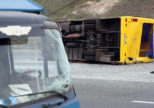 В Донецкой области грузовик столкнулся с автобусом: 12 пострадавших