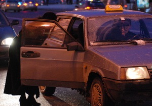 Трое жителей Бердянска разбили машину такси за то, что пришлось долго ждать автомобиль