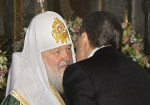 Янукович заявил, что пытается не вмешиваться в дела церкви
