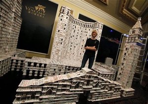 Американец построил самое большое в мире здание из игральных карт