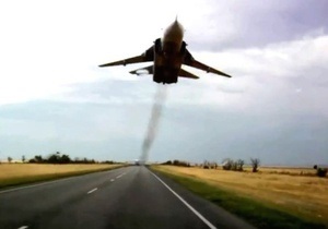 В России Су-24 пролетел в нескольких метрах над автотрассой