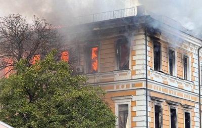 В Киеве горит здание НАН Украины после атаки БПЛА