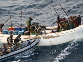 Французские военные задержали 12 предполагаемых пиратов