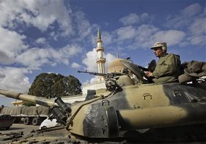 Войска Каддафи с трех сторон атакуют Мисрату: повстанцы заявляют о десяти погибших