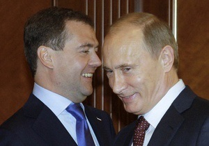 Опрос: Путин и Медведев теряют популярность