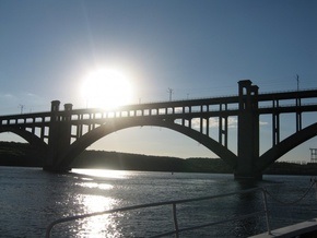 В Запорожье женщина сбросила трехлетнюю дочь с моста