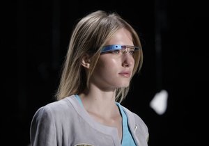 Британцам запретили использовать Google Glass в авто