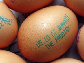 В Беларуси концерт The Prodigy рекламируют на яйцах