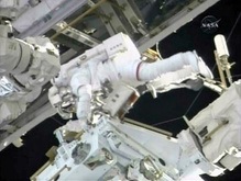 Астронавты Endeavour завершили первую космическую прогулку